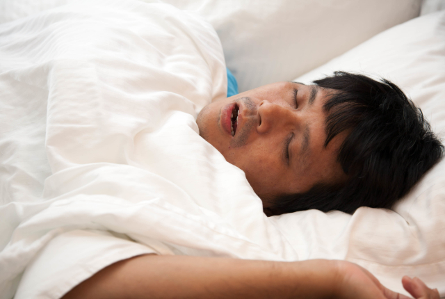 口を開けて寝ている男性